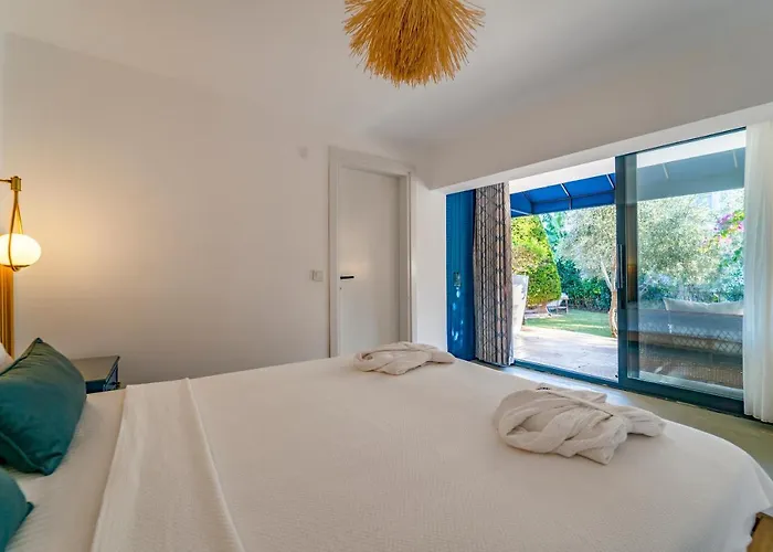 Massi Near The Sea *